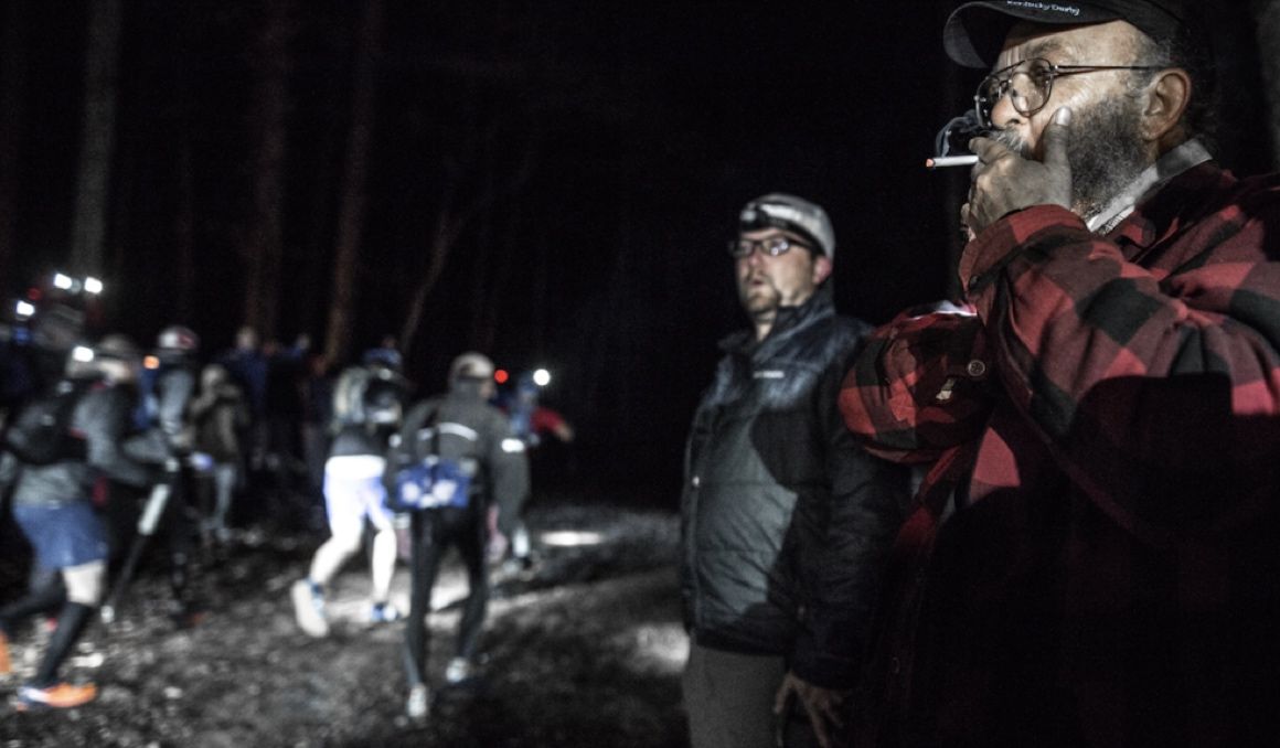 Lazarus Lake con su cigarrillo encendido dando la salida de The Barkley Marathons Lazarus Lake con su cigarrillo encendido dando la salida de The Barkley Marathons