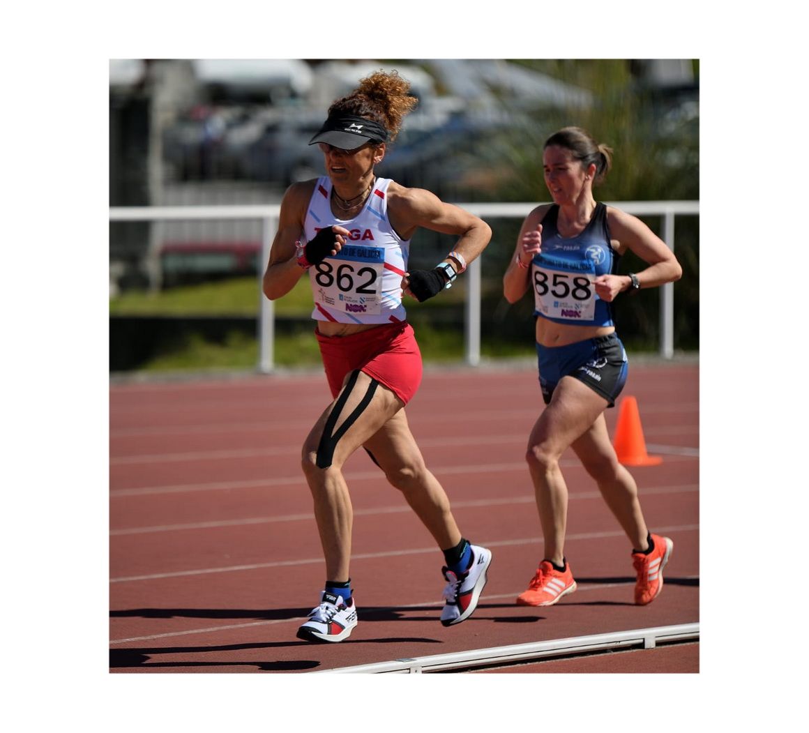 Julia Vaquero, con camiseta blanca, corriendo el campeonato gallego máster de 3.000 metros el 21 de marzo de 2021