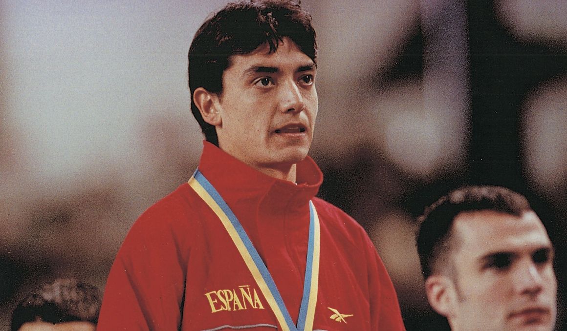 José Antonio Redolat en el pódium del Campeonato de Europa en pista cubierta de Gante 2000. Foto: RFEA.