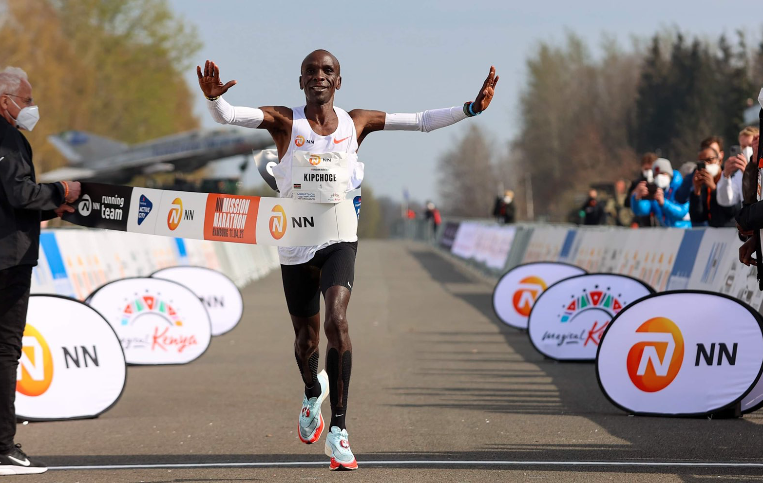 Kipchoge vuelve a vencer: 2:04:30 en el aeropuerto de Twente. Foto: NN Running Team. Kipchoge vuelve a vencer: 2:04:30 en el aeropuerto de Twente. Foto: NN Running Team.
