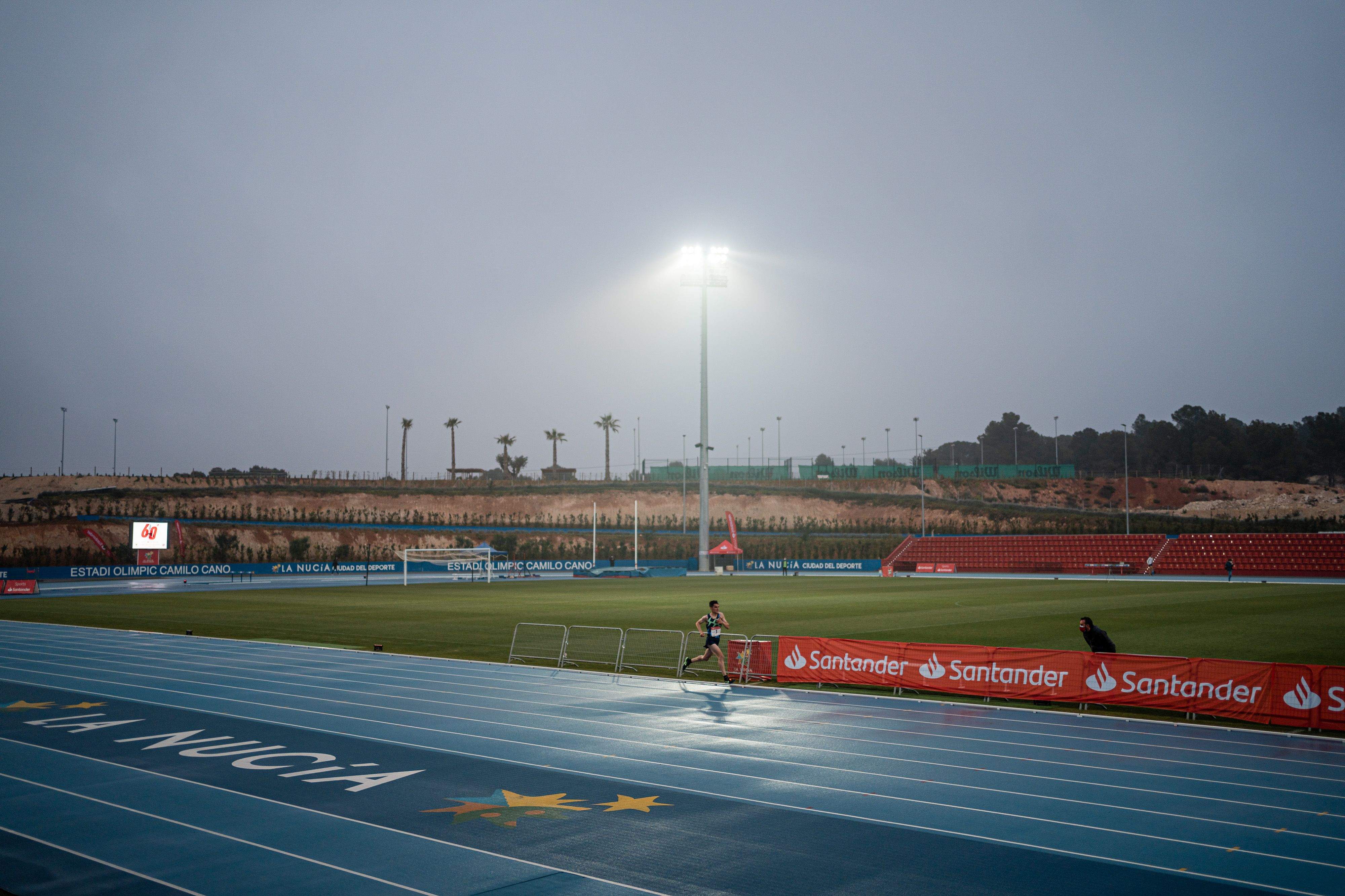 La soledad del corredor de fondo reflejada en esta foto de Dani Mateo en el Estadio Olímpico de La Nucía. Foto: Sportmedia.