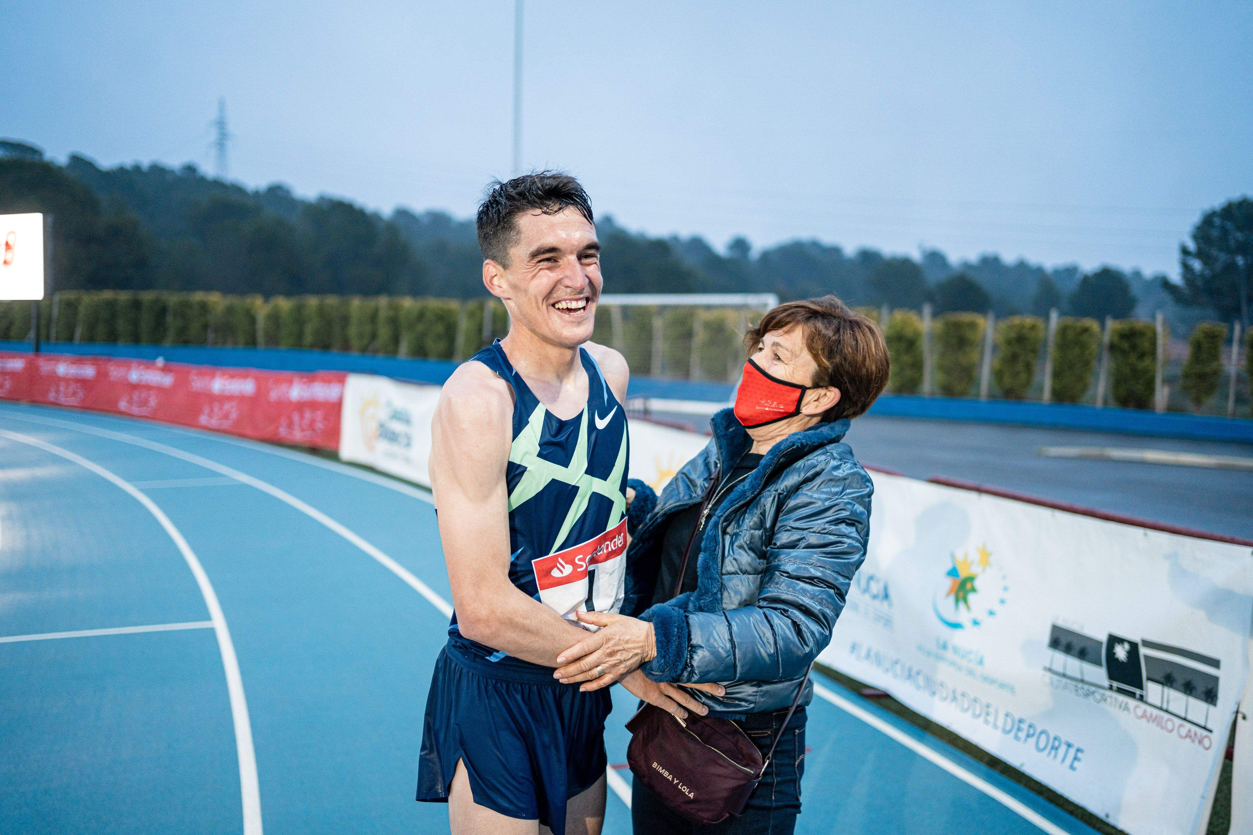 Daniel Mateo y su madre, Mercedes, celebrando la nueva mejor marca española de la hora en pista. Foto: Sportmedia.