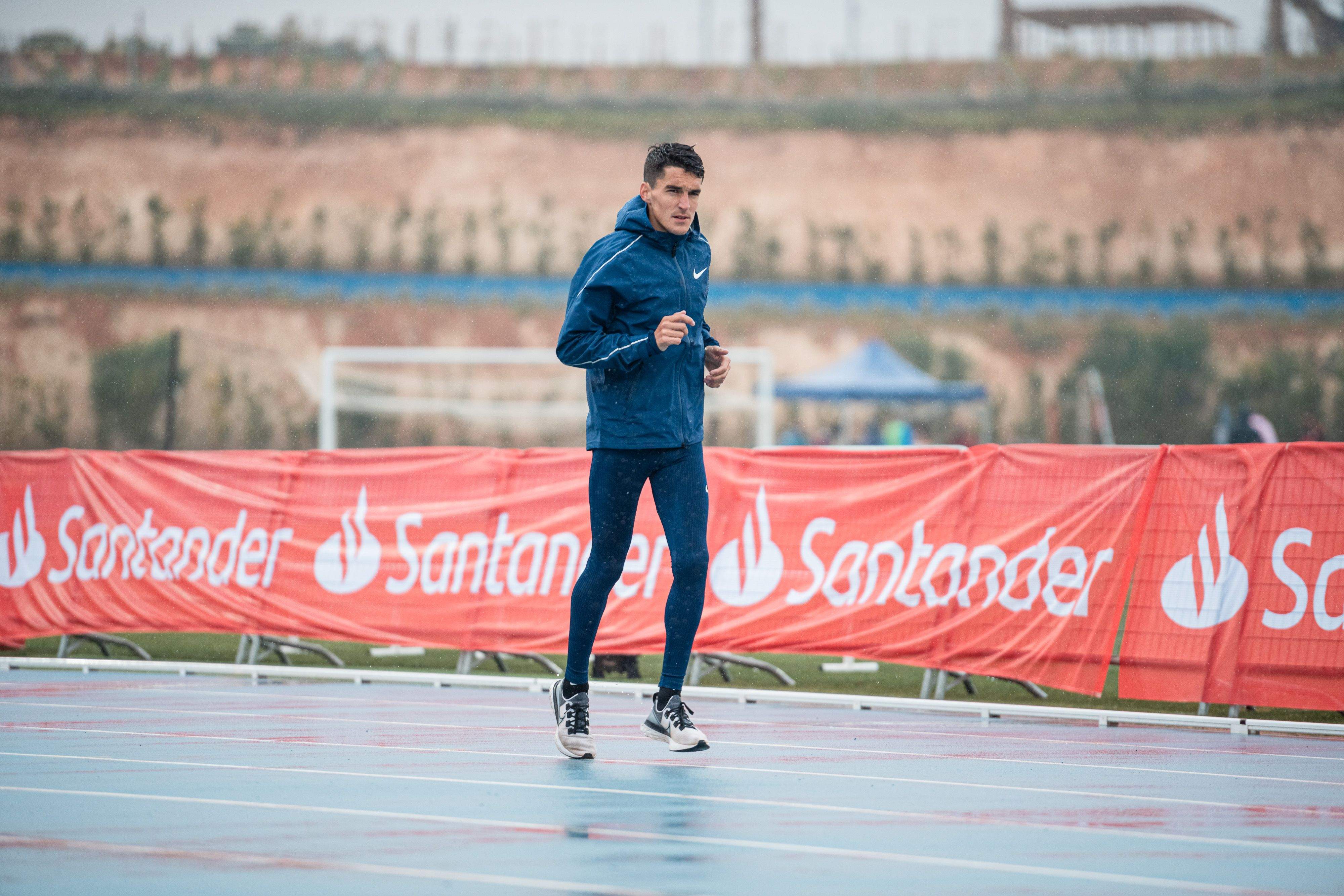Daniel Mateo durante el calentamiento previo a su intento del récord de España de la hora. Foto: Sportmedia.