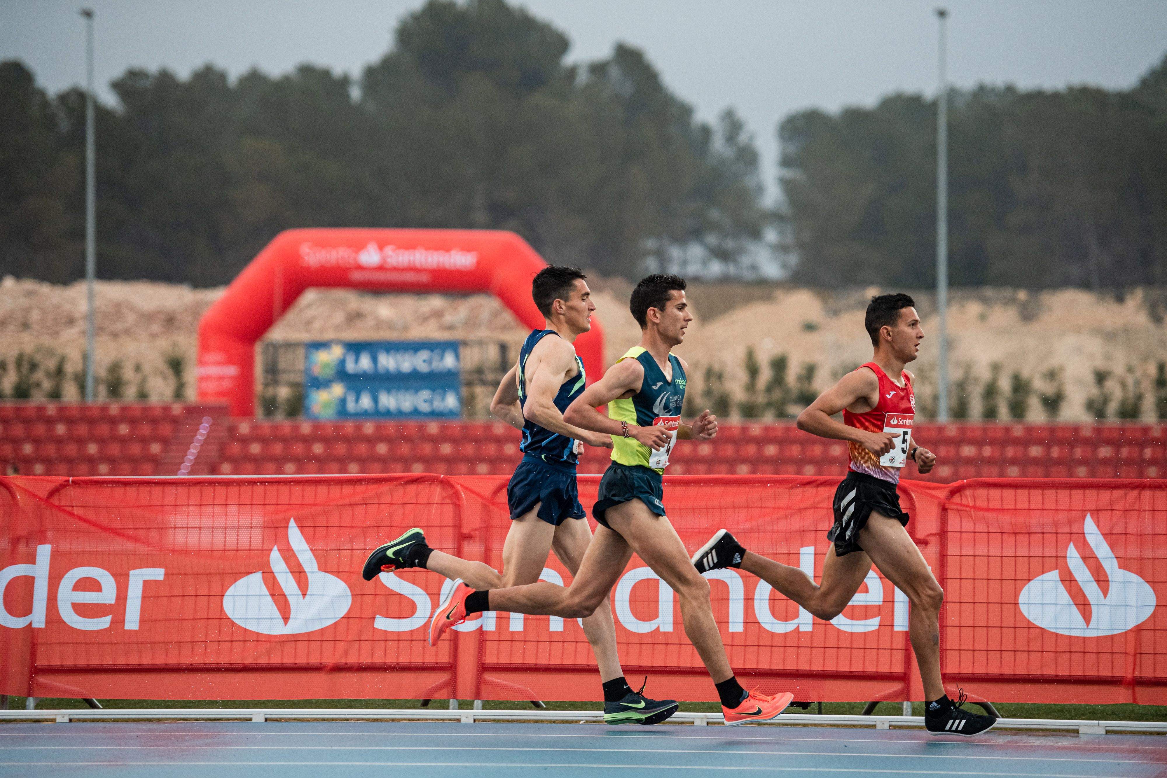 Houssame Benabbou, David Bascuñana y Dani Mateo en uno de los primeros compases de la prueba. Foto: Sportmedia.