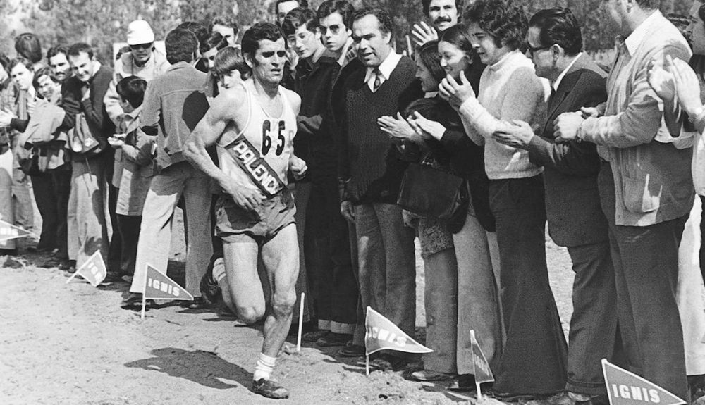 Una imagen de Mariano Haro imponiéndose en el campeonato de España de cross 1975 en Pineda (Sevilla)