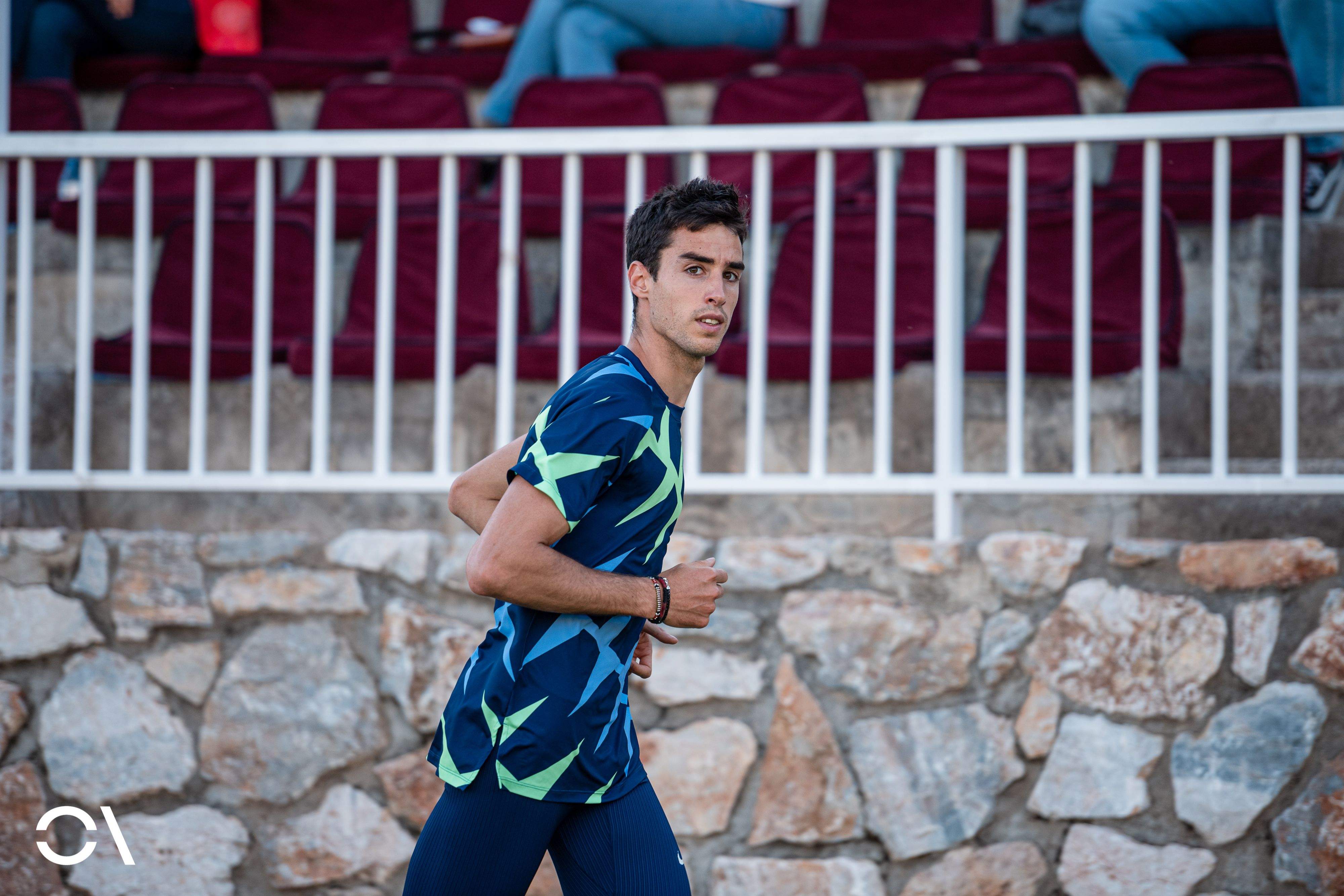 Jesús Gómez durante el calentamiento en el Desafío Nerja 2021, en el que acabó batiendo el récord de España de 1.000 metros. Foto: Sportmedia.