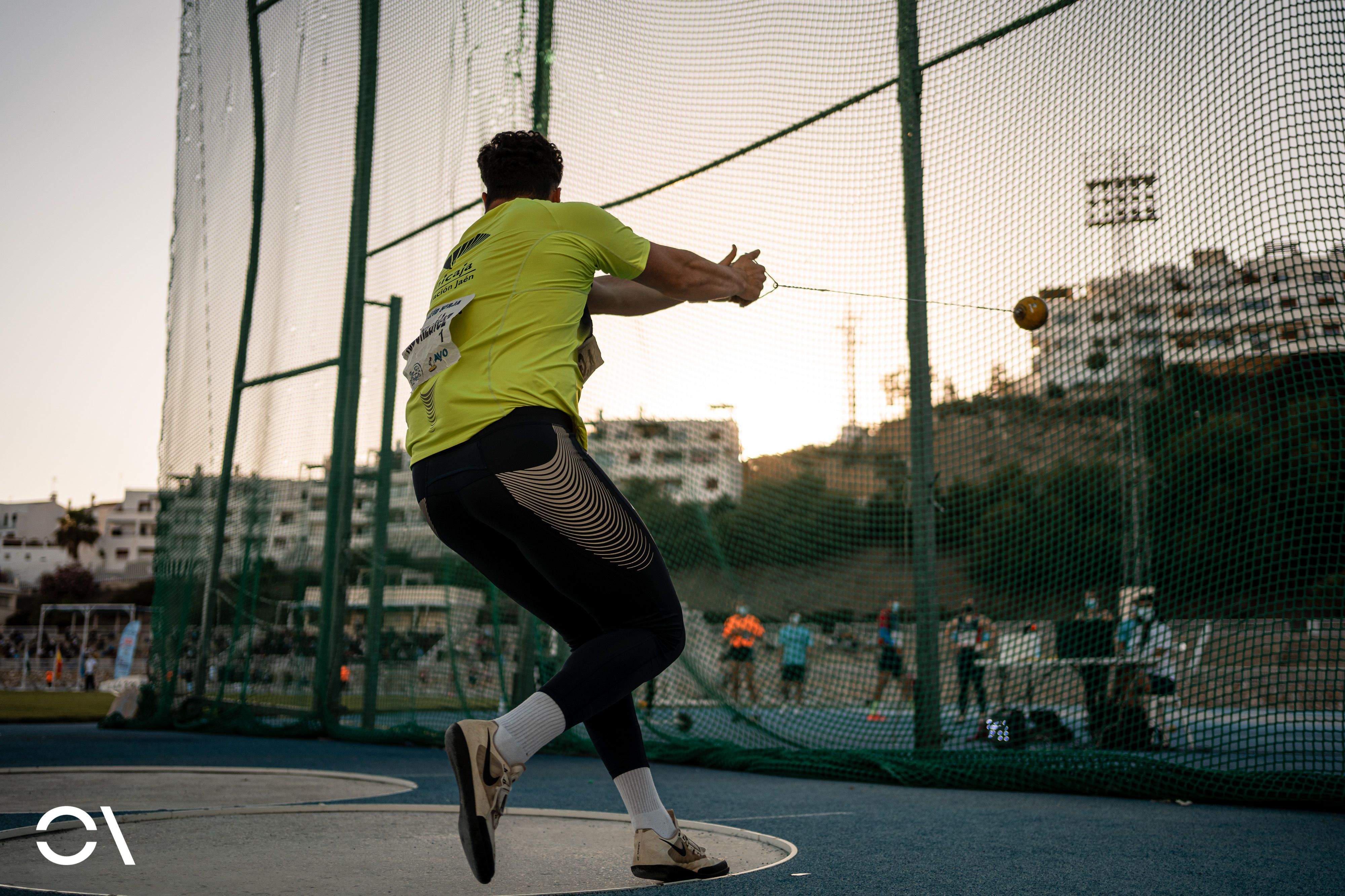 Alberto González lanzando el martillo en Nerja. Foto: Sportmedia.
