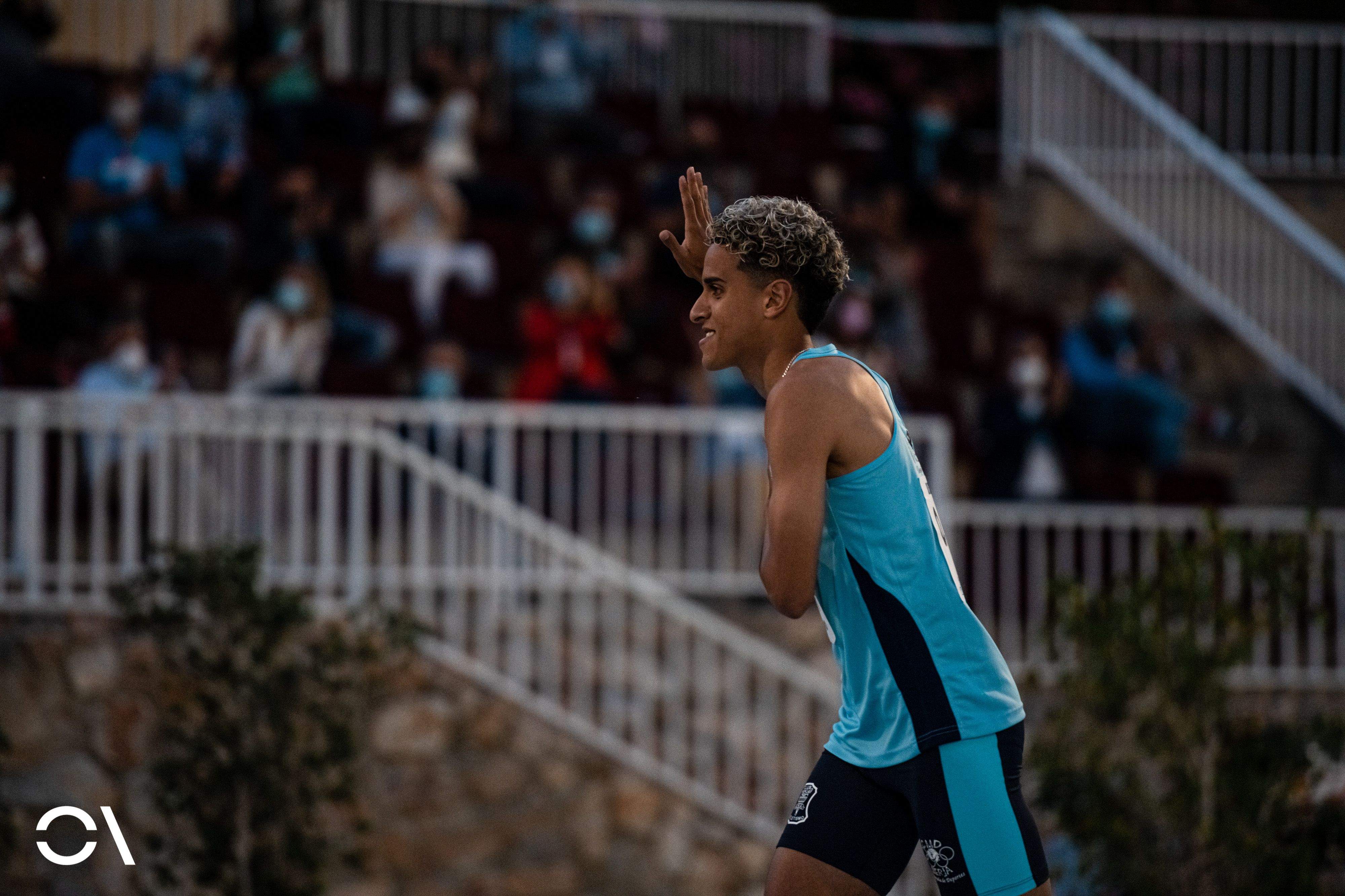 Ouassim Oumaiz saludando al público antes de los 1.500 metros en categoría masculina. Foto: Sportmedia.