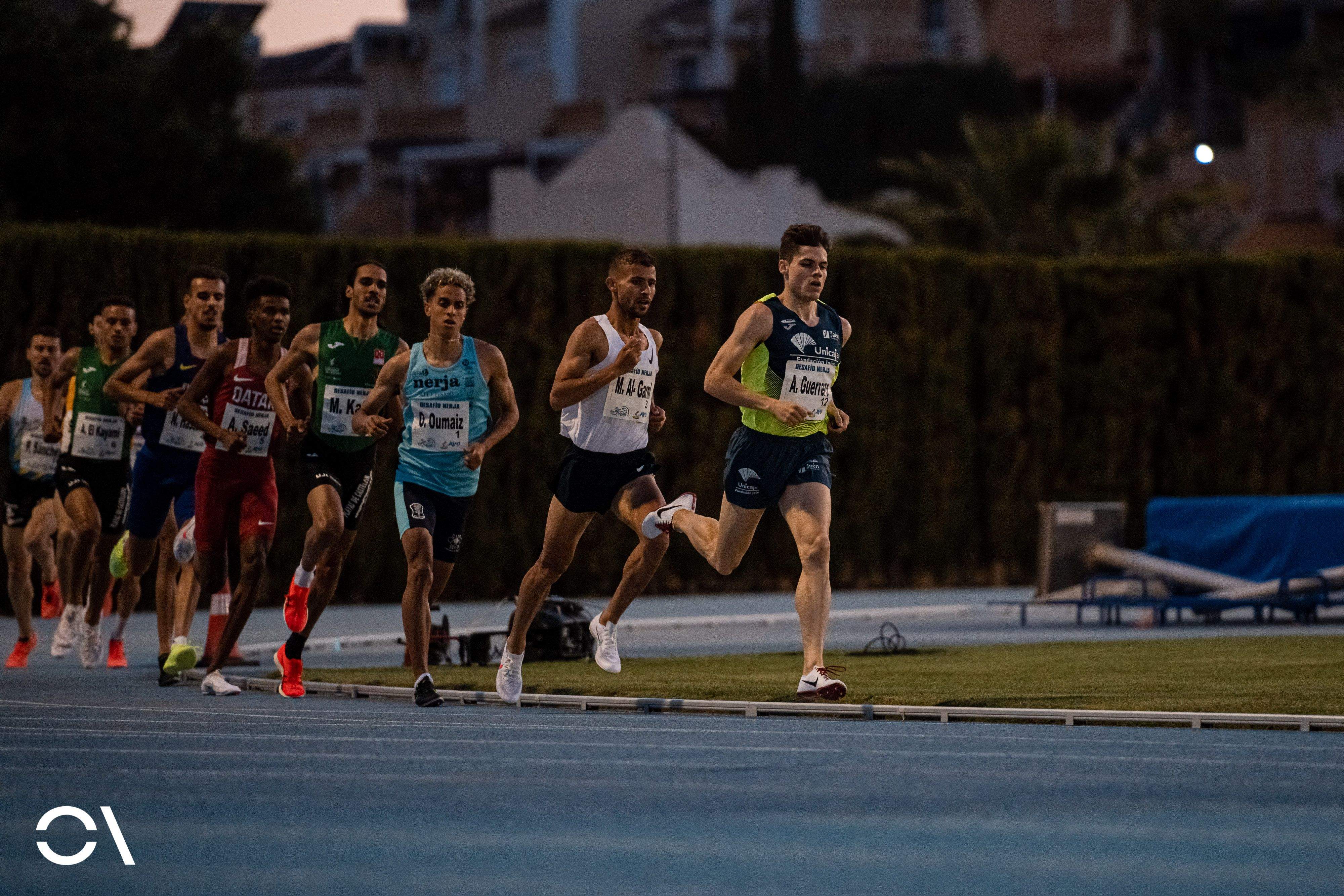Primeros compases de los 1.500 metros en los que Alberto Guerrero realizó una fantástica labor de liebre. Foto: Sportmedia.