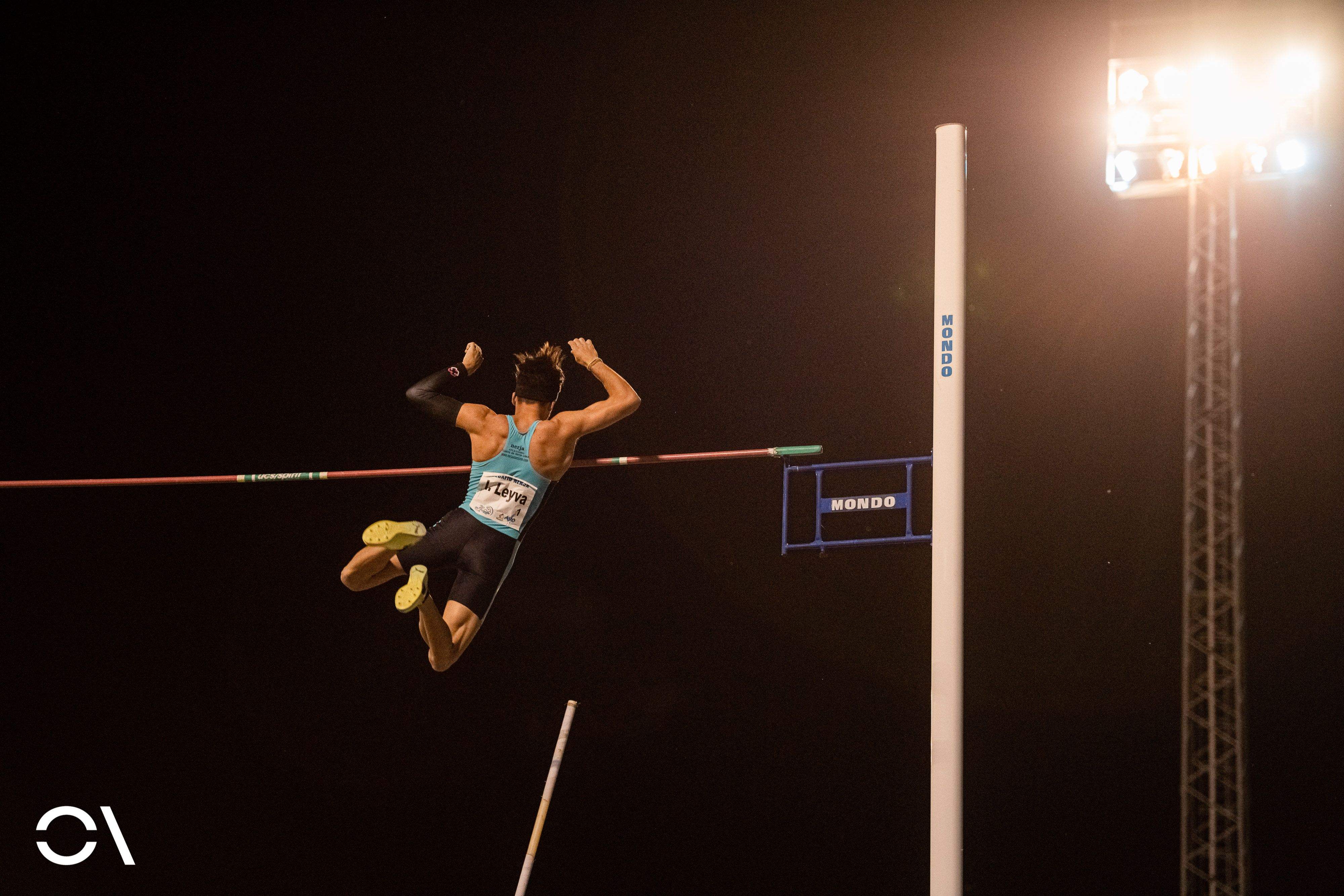 Isidro Leyva fue el ganador del salto con pértiga con 5.45 metros. Foto: Sportmedia.