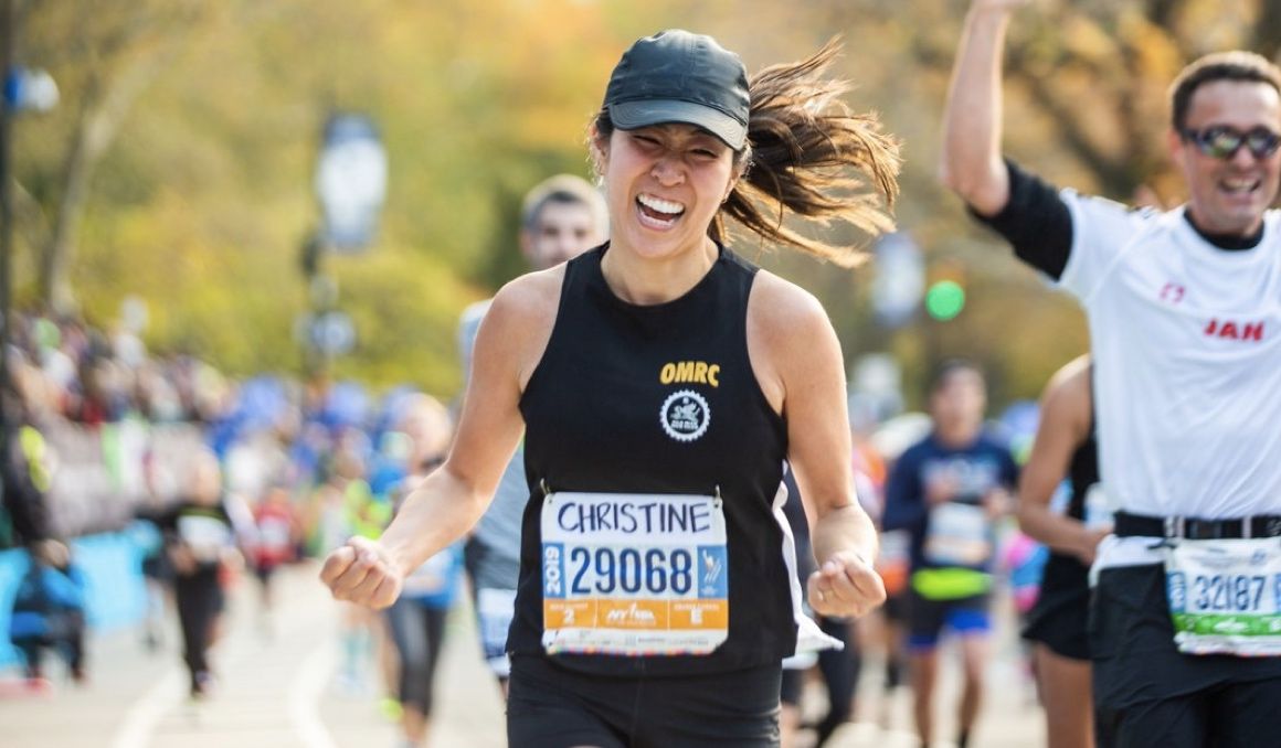 Una corredora celebra al cruzar la meta del Maratón de Nueva York. Foto: NYC Marathon.