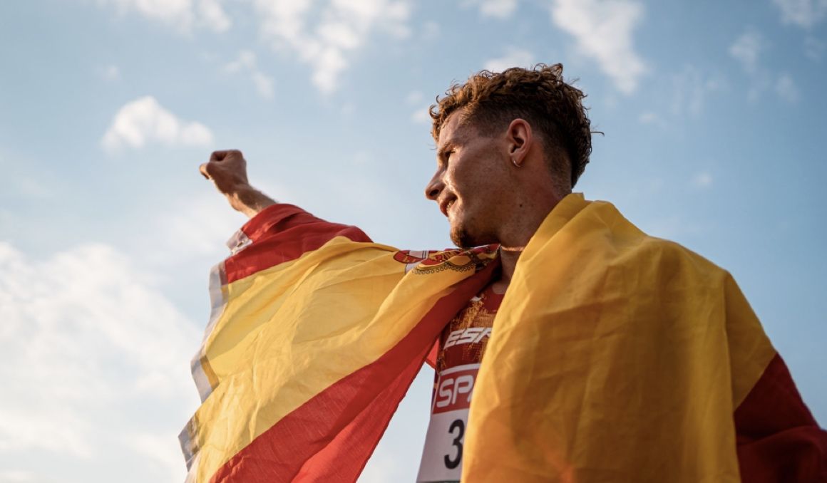 El fondista Aarón las Heras celebrando su medalla de plata en el Europeo sub 23. Foto: Sportmedia.