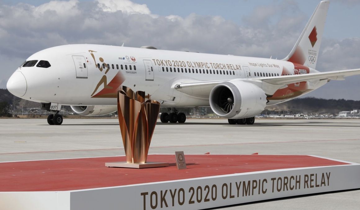 Una imagen del avión que llevó a Japón la antorcha olímpica. Foto: EFE Una imagen del avión que llevó a Japón la antorcha olímpica. Foto: EFE