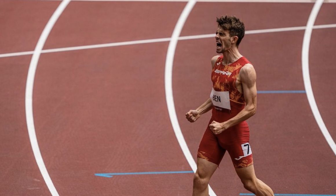 Adrián Ben celebrando el pase a semifinales en los 800 metros de Tokio. Foto Sportmedia Adrián Ben celebrando el pase a semifinales en los 800 metros de Tokio. Foto Sportmedia