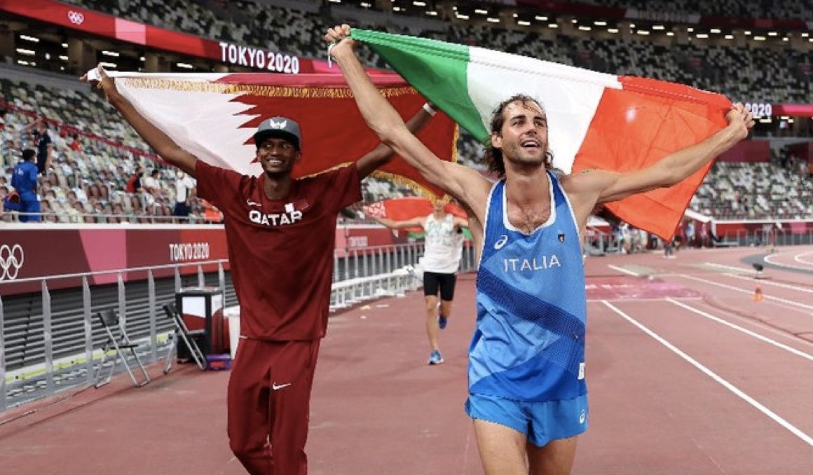 Tamberi y Barshim celebrando su oro compartido. Foto: World Athletics.