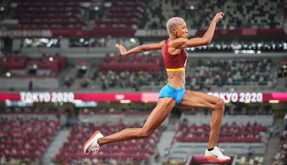 Yulimar Rojas en el salto que le valió para batir el récord del mundo de triple. Foto Félix Sánchez