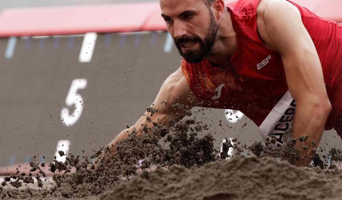 Eusebio Cáceres durante uno de sus intentos en la final de salto de longitud en Tokio. Foto: EFE. Eusebio Cáceres durante uno de sus intentos en la final de salto de longitud en Tokio. Foto: EFE.