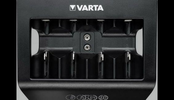 Así es el cargador Varta LCD Universal Charger+