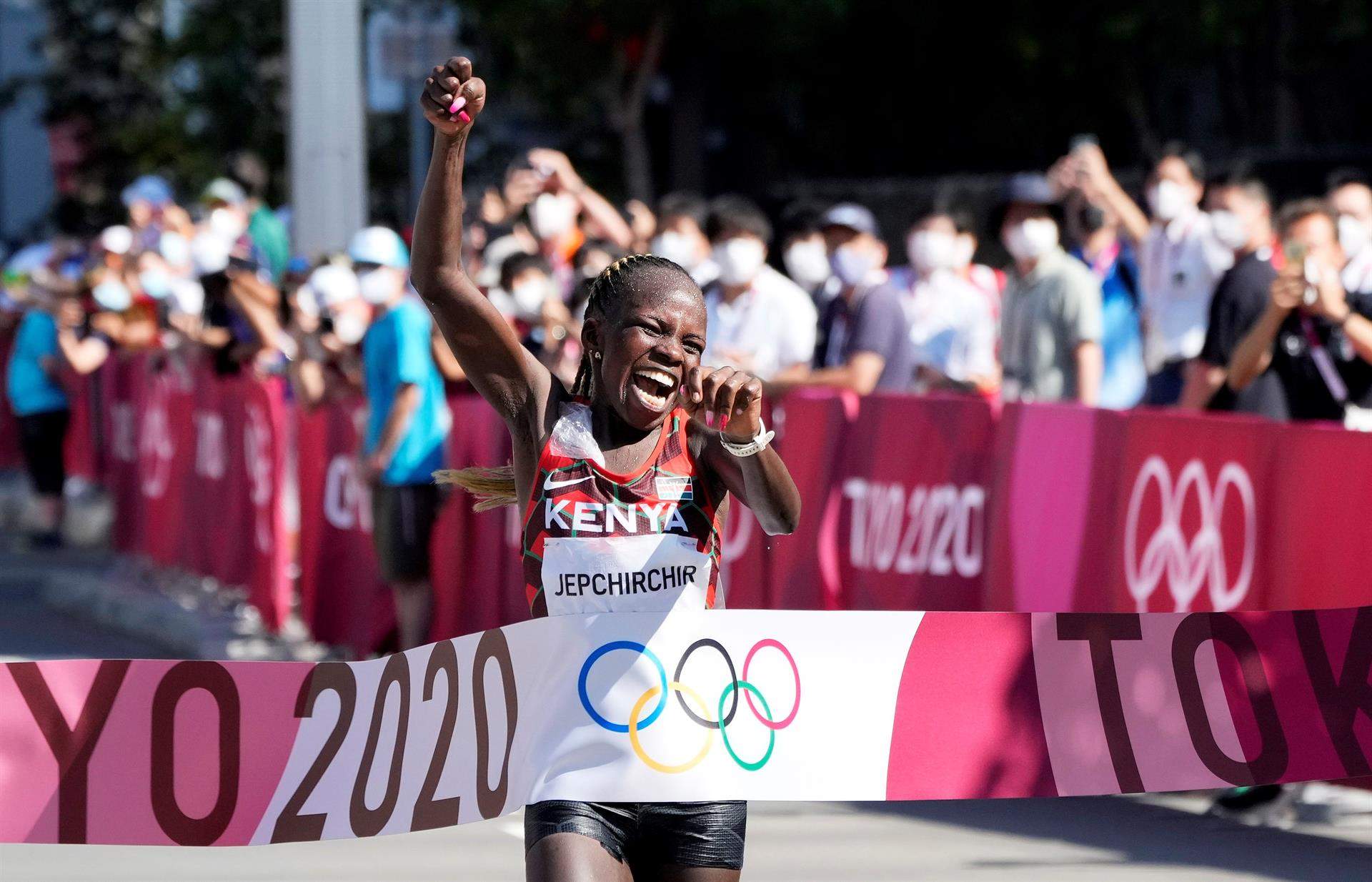 Peres Jepchirchir celebrando el título olímpico en el maratón de Tokio 2020. EFE.