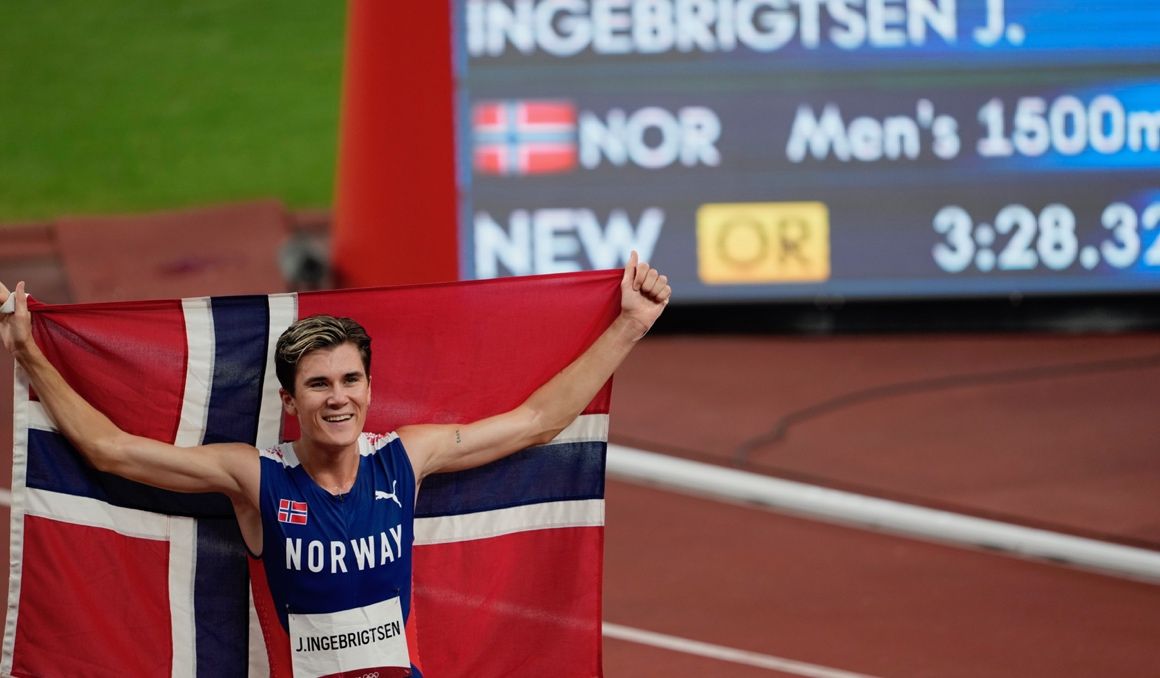 Jakob Ingebrigtsen celebrando el título olímpico con nuevo récord del campeonato. FOTORUNNERS