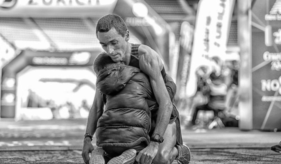 Una imagen icónica de Jesús España junto a su hijo en el Zurich Maratón de Sevilla 2016, donde se ganó la calificación olímpica. FOTORUNNERS. Una imagen icónica de Jesús España junto a su hijo en el Zurich Maratón de Sevilla 2016, donde se ganó la calificación olímpica. FOTORUNNERS.