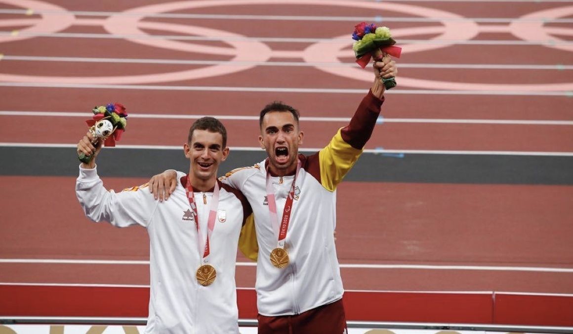 Gerard Descarrega junto a su guía Guillermo Rojo en el pódium de Tokio 2020. PARALÍMPICOS. Gerard Descarrega junto a su guía Guillermo Rojo en el pódium de Tokio 2020. PARALÍMPICOS.