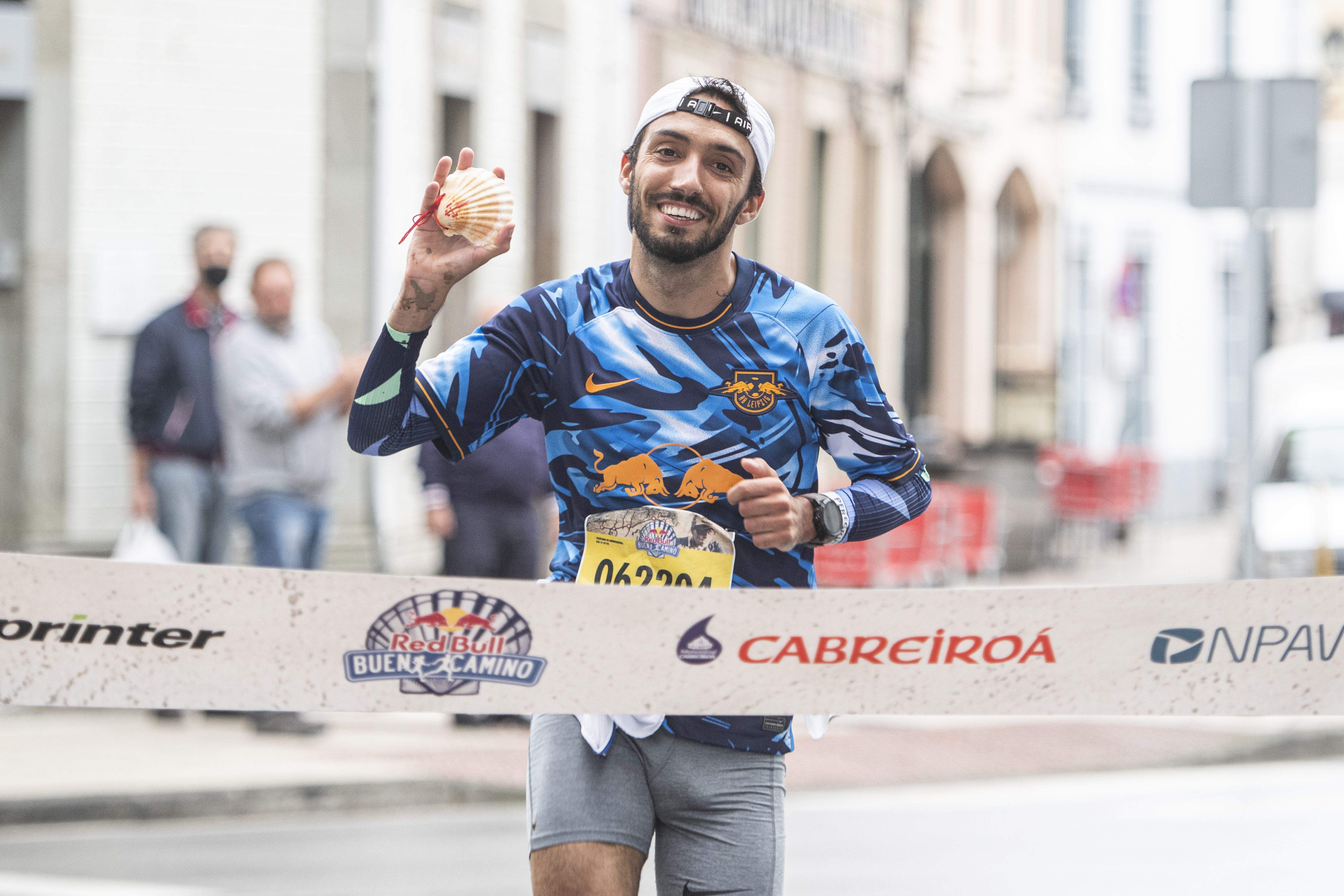 Fernando Carro realizó el último tramo de la primera etapa de Red Bull Buen Camino y tuvo el honor de inaugurar la meta en su primera incursión en el trail running. CHARLY LÓPEZ Fernando Carro realizó el último tramo de la primera etapa de Red Bull Buen Camino y tuvo el honor de inaugurar la meta en su primera incursión en el trail running. CHARLY LÓPEZ
