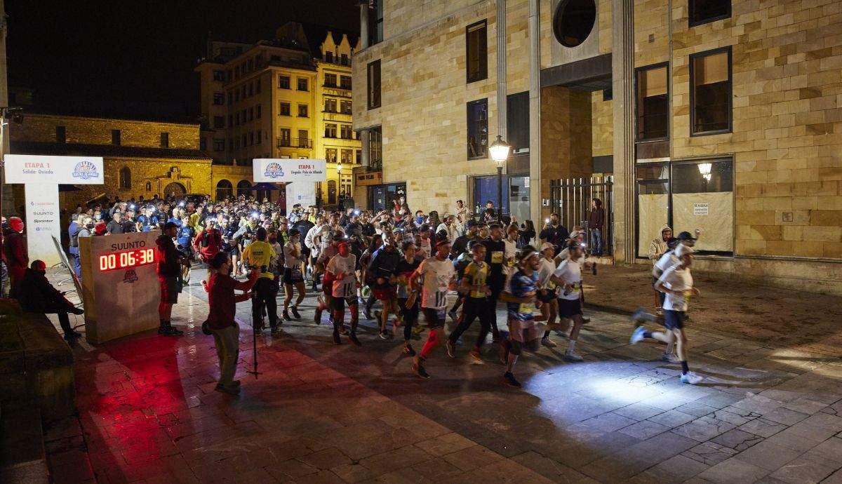 La salida de Red Bull Buen Camino tuvo lugar desde la plaza de la catedral de Oviedo. GIANFRANCO TRIPODO