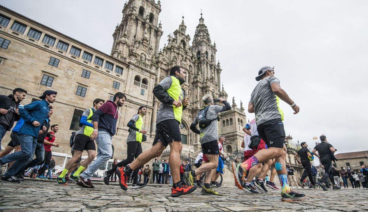 No te pido que me lo mejores, iguálamelo: la catedral de Santiago ha sido el final de la gran aventura del otoño, Red Bull Buen Camino. CHARLY LÓPEZ
