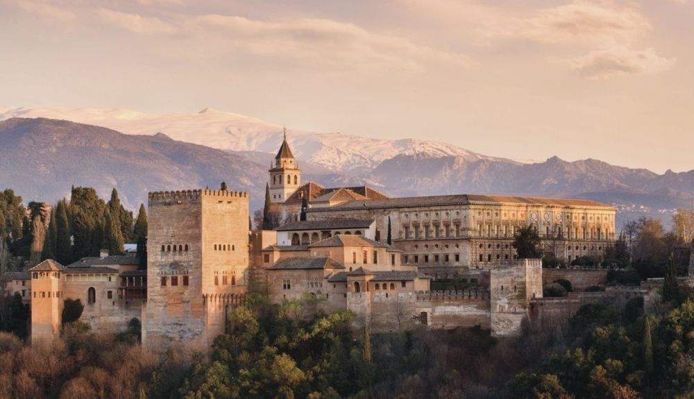 La Alhambra de Granada, con el Veleta al fondo. En las faldas de esa montaña se ubica el CAR de Sierra Nevada