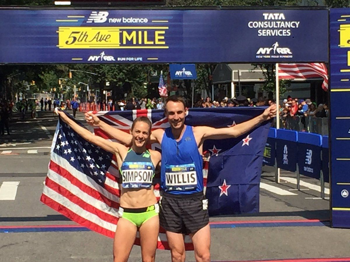 Jenny Simpson y Nick Willis tras lograr la victoria en 2017; dos grandiosos mediofondistas que son parte de la historia del atletismo en general y de la Milla de Nueva York en particular. NEW YORK ROAD RUNNERS