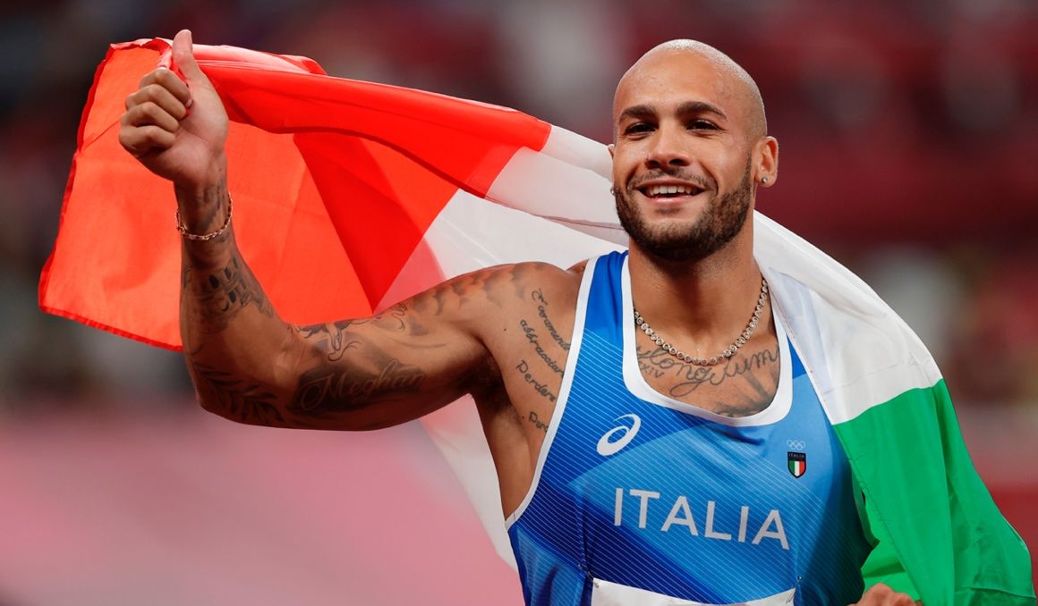 El italiano Lamont Marcell Jacobs tras ganar la medalla de oro en la final de 100m lisos masculino de atletismo durante los Juegos Olímpicos 2020, en el Estadio Olímpico de Tokio. EFE.