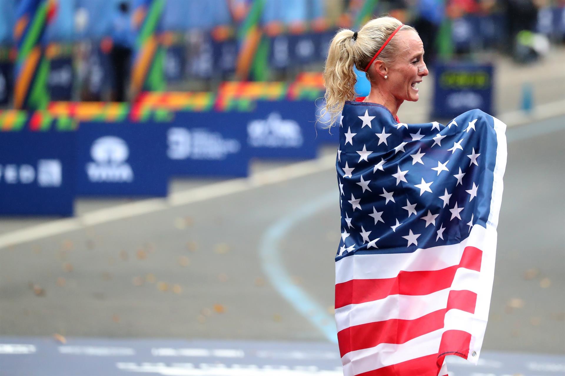 Shalane Flanagan celebrando su victoria en el Maratón de Nueva York de 2017. EFE