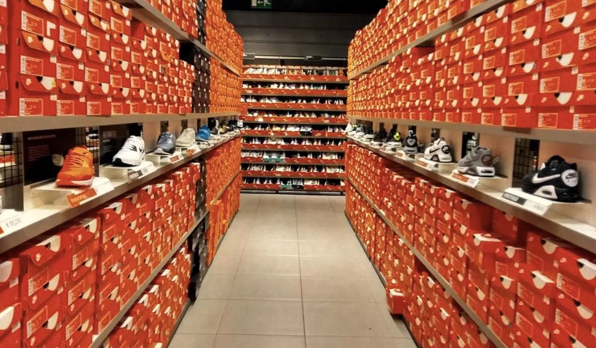 Una imagen de un outlet de Nike repleto de zapatillas, una imagen que será difícil de ver en 2022.
