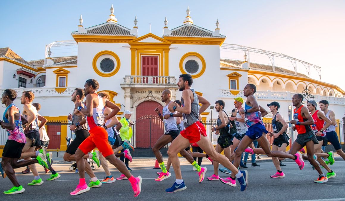 Una imagen del Zurich Maratón de Sevilla 2020 a su paso por la Real Maestranza. JJ ÚBEDA.