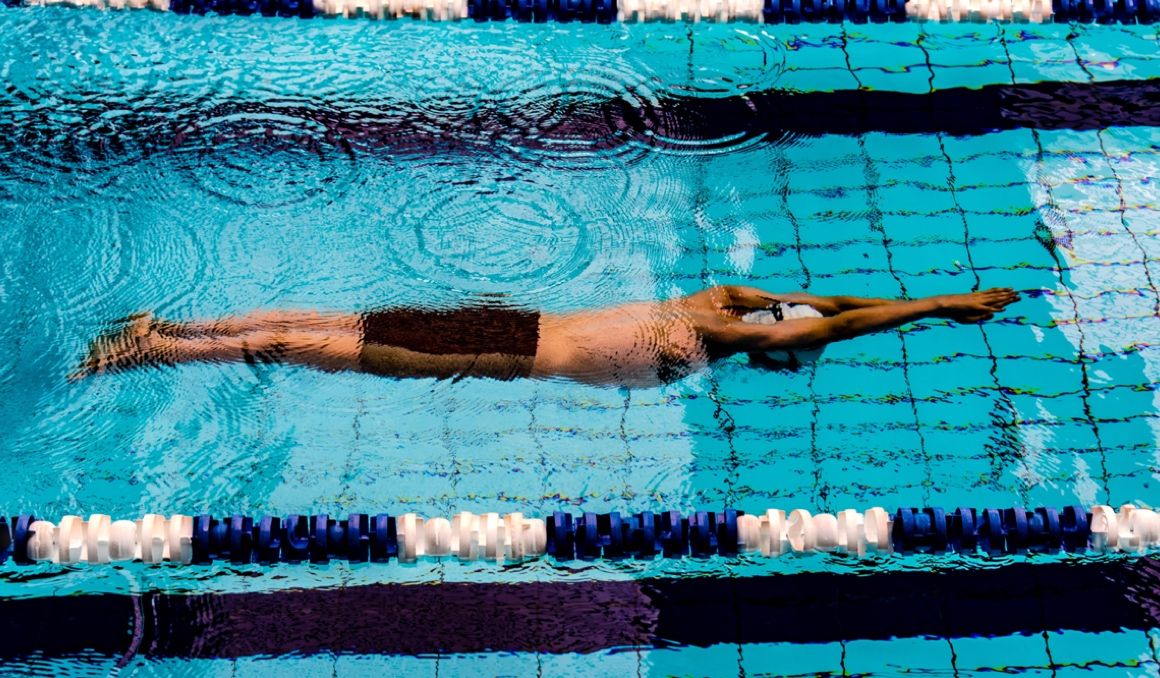 30 minutos de natación son una buena alternativa para mantener el estado de forma y la fuerza sin lesionarnos.
