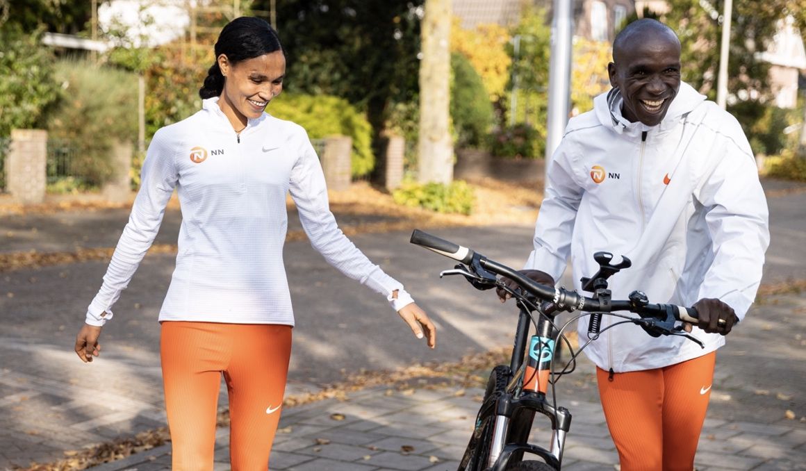 Eliud Kipchoge y Letesenbet Gidey durante su mañana ciclista. NN RUNNING TEAM. Eliud Kipchoge y Letesenbet Gidey durante su mañana ciclista. NN RUNNING TEAM.