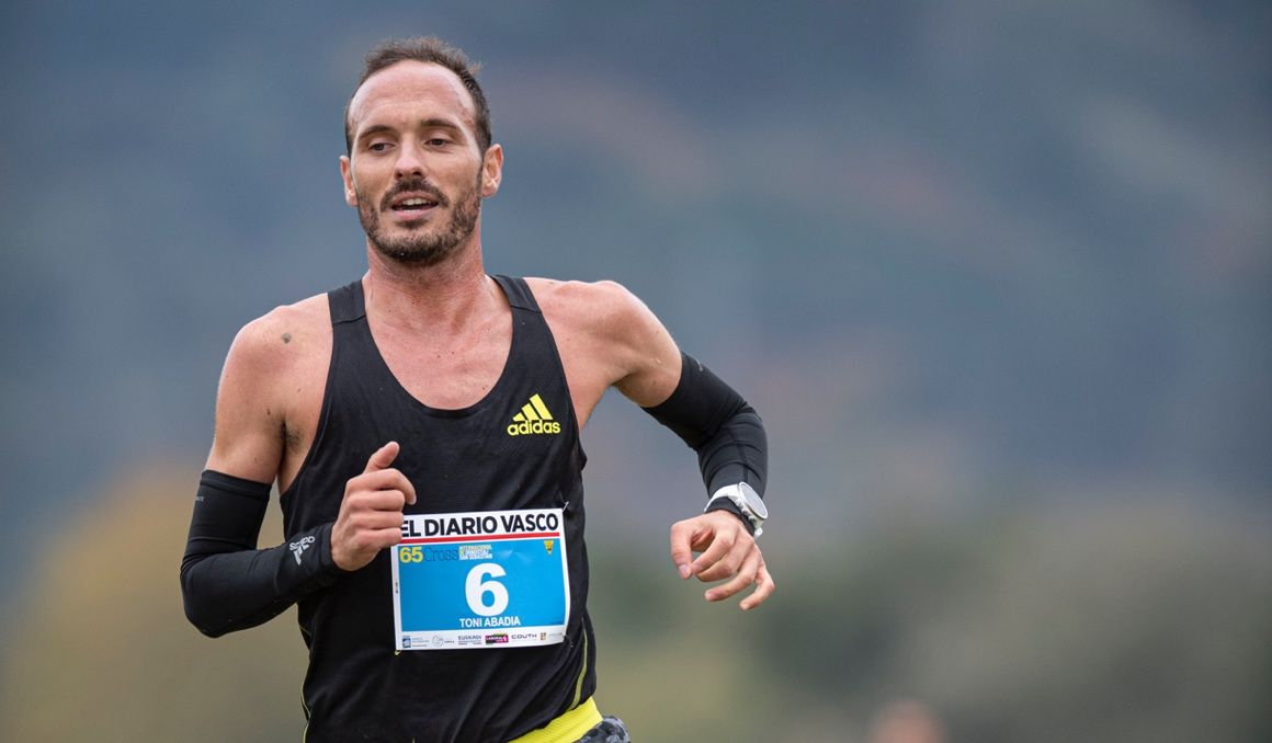 Una imagen de Toni Abadía, casi sonriente, en el Cross Internacional de San Sebastián. FOTORUNNERS.