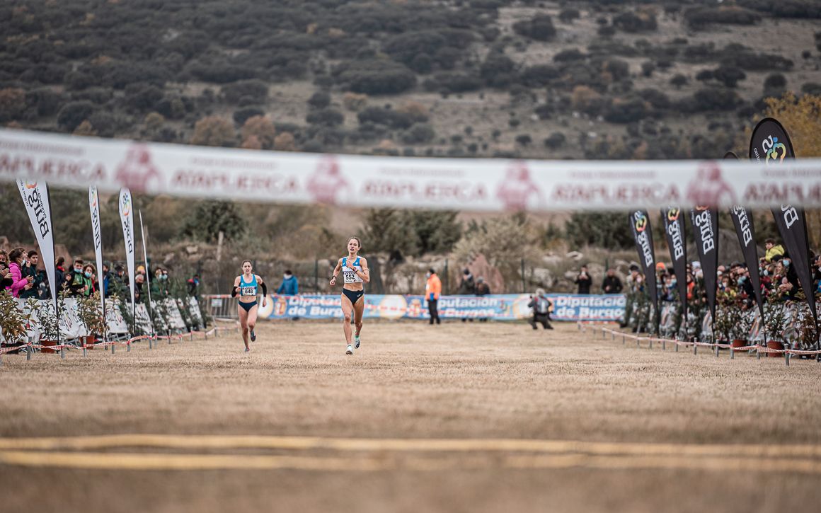 Marta Serrano, ganadora del Cross de Atapuerca en categoría Sub 20, aproximándose a la línea de meta.