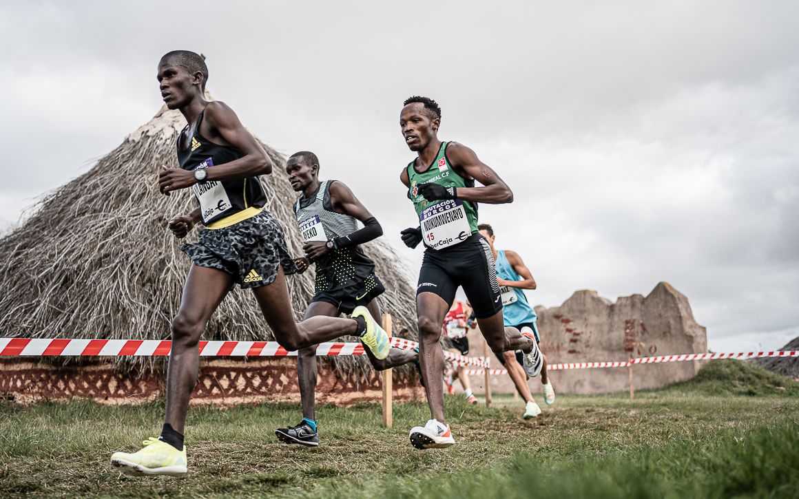 Los atleta africanos del segundo grupo atravesando el poblado de Atapuerca.