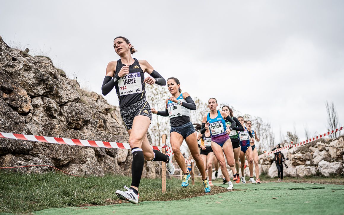Sánchez Escribano, Lidia Campo y Laura Luengo en el mítico poblado del Cross de Atapuerca.