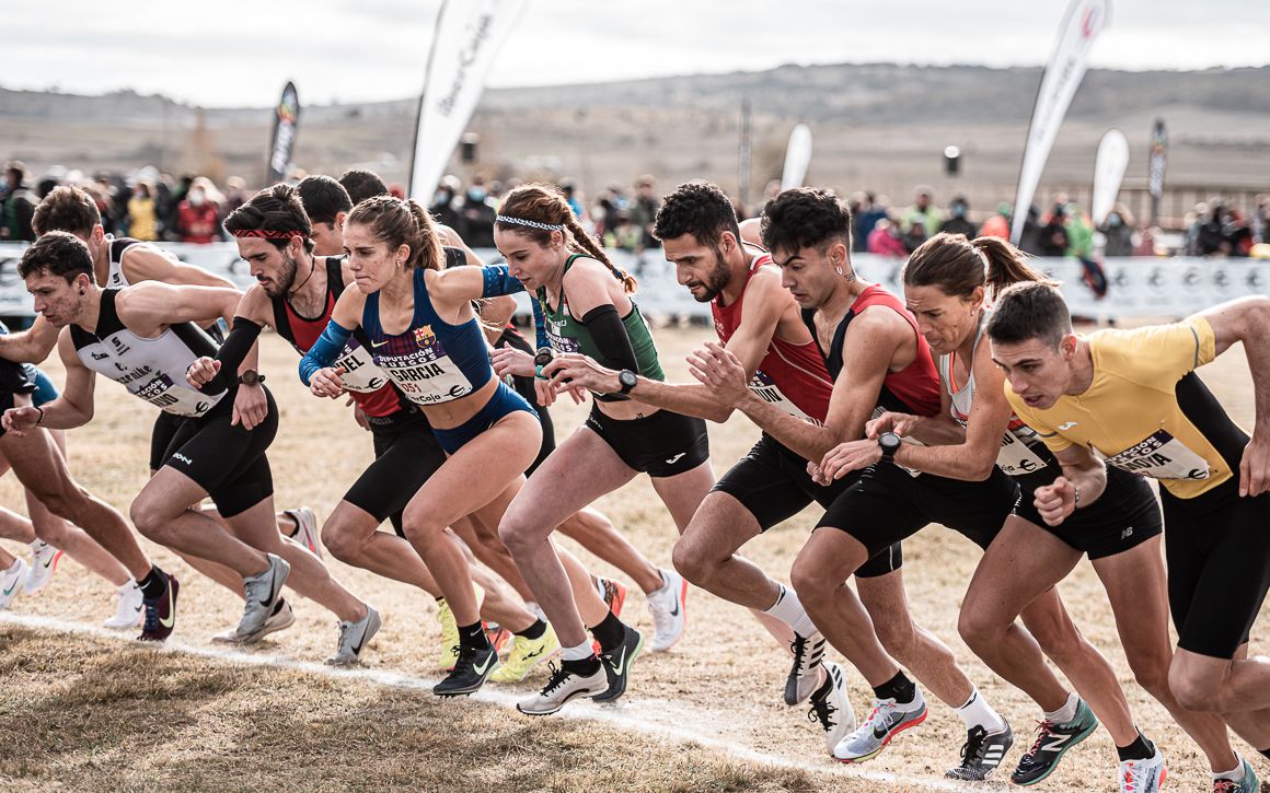 Una imagen de la salida del cross corto que decidía las plazas para el relevo mixto del Campeonato de Europa de Cross.