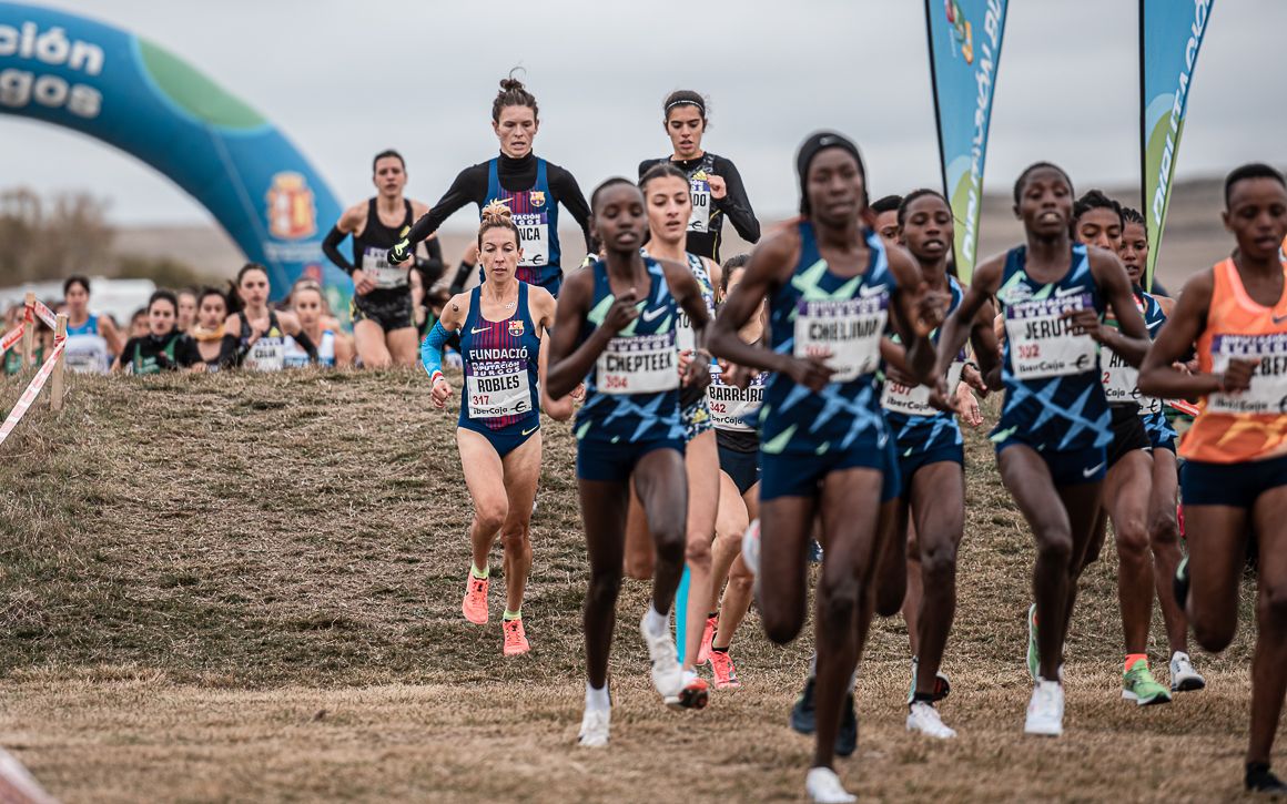 Una imagen de los primeros instantes de la prueba senior femenina con el grupo de atletas africanas y Carolina Robles cerca de ellas.