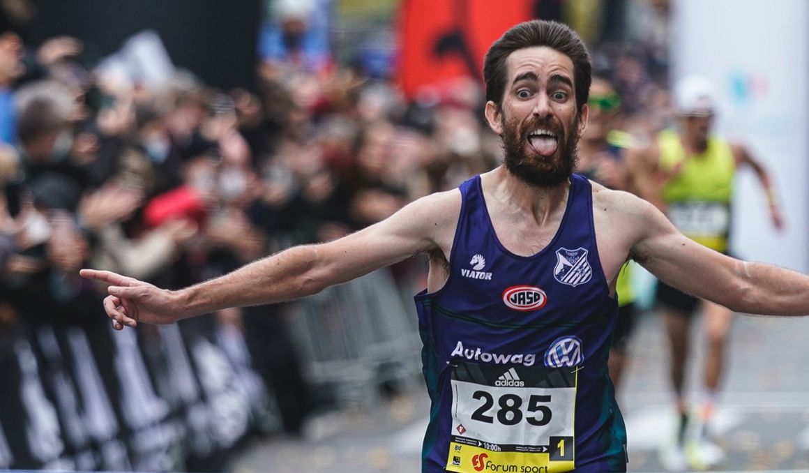 Eneko Aguirrezabal celebrando su triunfo en la Behobia San Sebastián 2021. FOTORUNNERS.