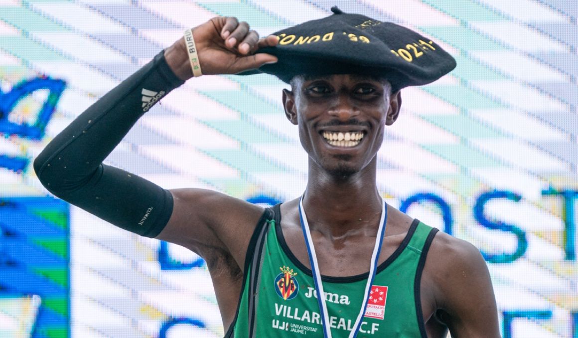 Rodrigue Kwizera, feliz en el pódium del Cross Internacional de San Sebastián donde se llevó la 'txapela'. FOTORUNNERS. Rodrigue Kwizera, feliz en el pódium del Cross Internacional de San Sebastián donde se llevó la 'txapela'. FOTORUNNERS.