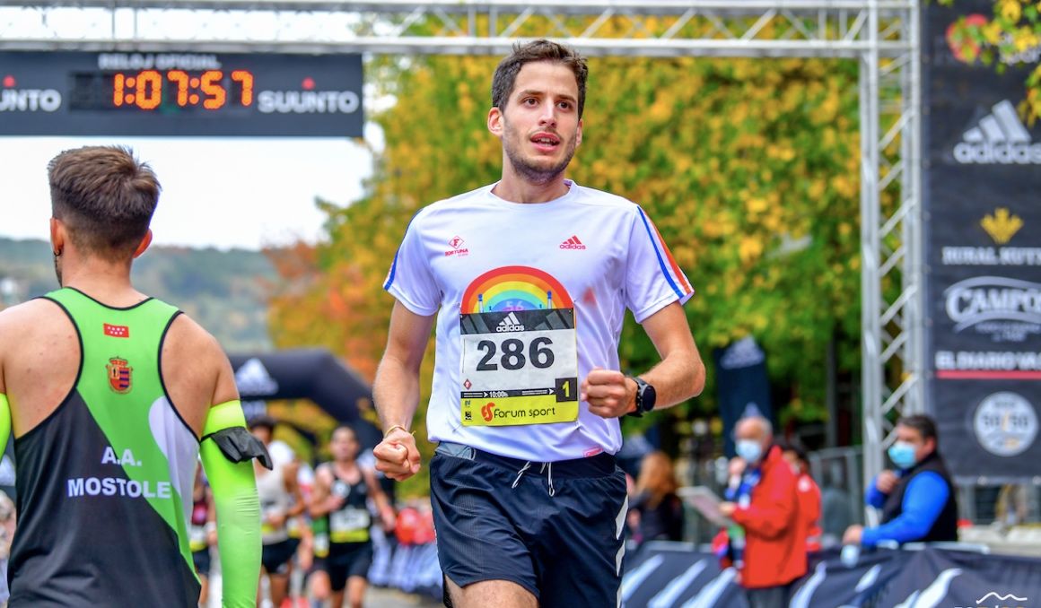 Tras cruzar la línea de meta de la Behobia San Sebastián con el objetivo cumplido. CANOPHOTOSPORT.