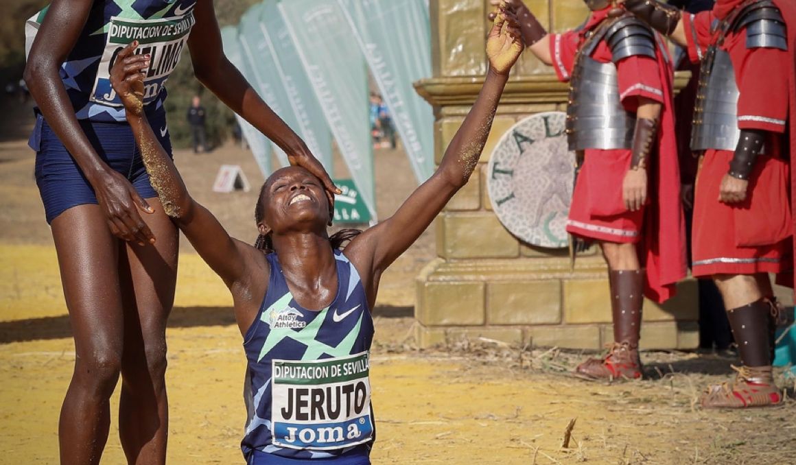 La keniana Norah Jeruto, suspendida por dopaje, celebra la victoria en el Cross de Itálica de 2021. EFE.