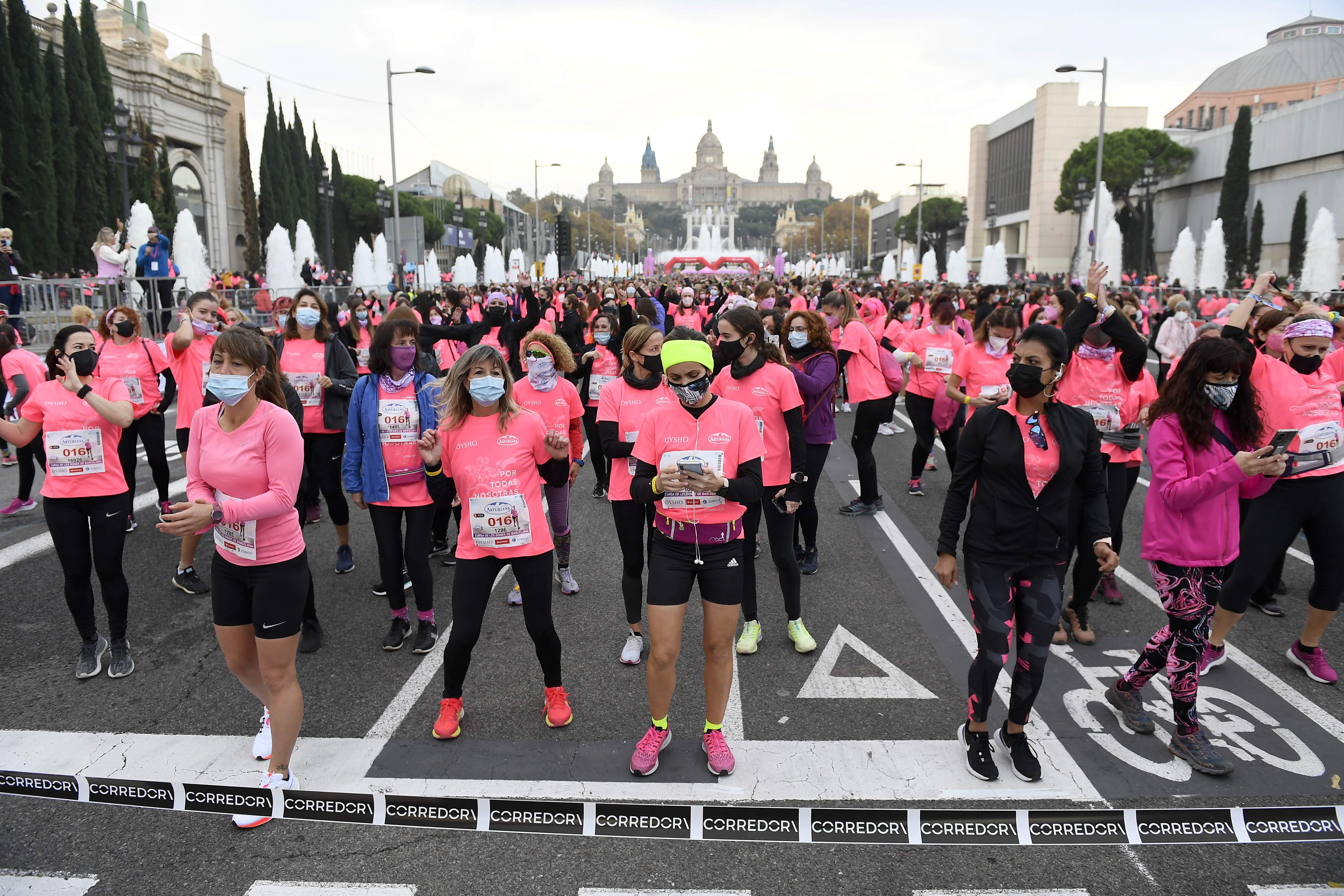 Las mejores fotos de la Carrera de la Mujer Central Lechera Asturiana Barcelona 2021 (SALIDA / GALERÍA 1)