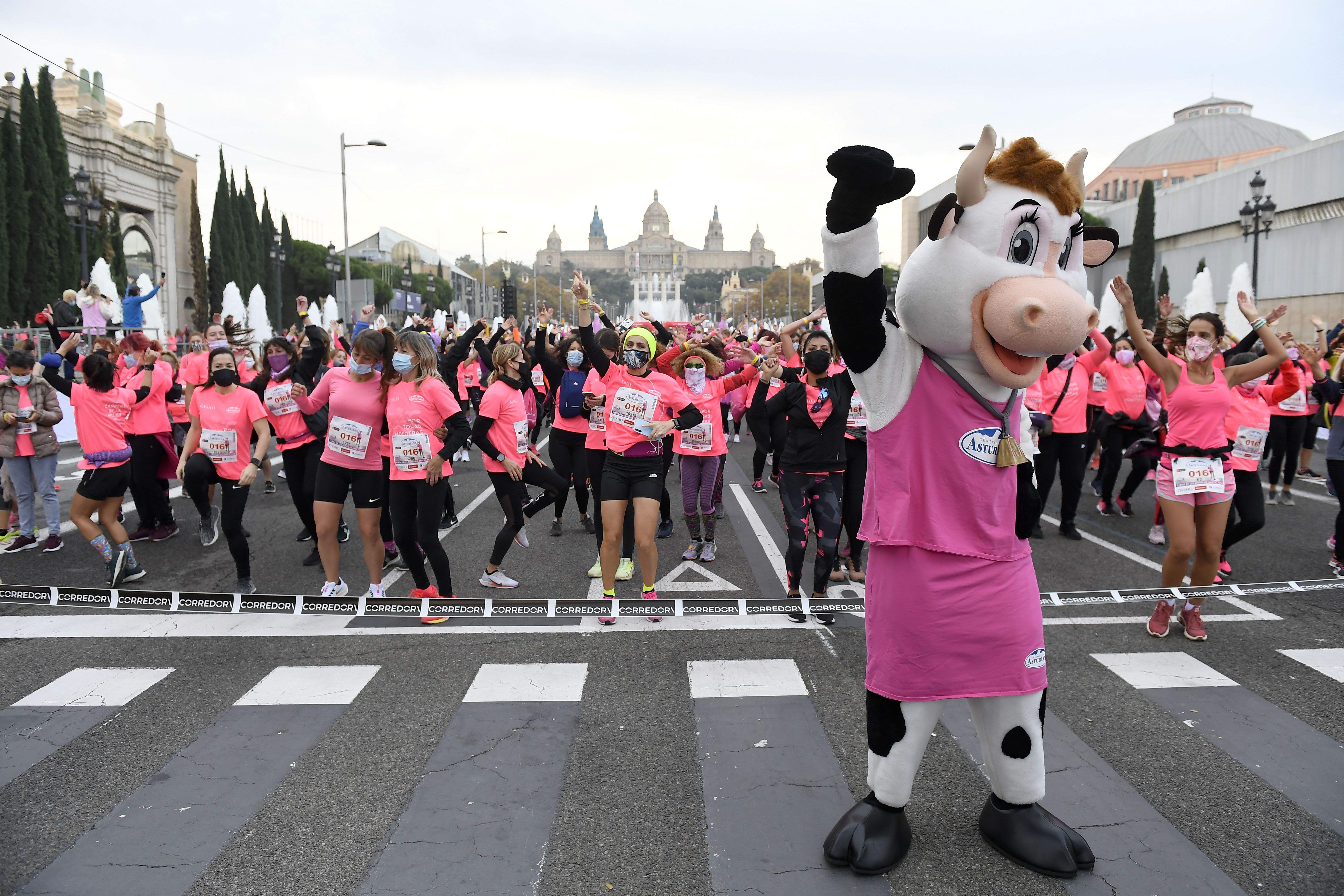 Las mejores fotos de la Carrera de la Mujer Central Lechera Asturiana Barcelona 2021 (SALIDA / GALERÍA 1)