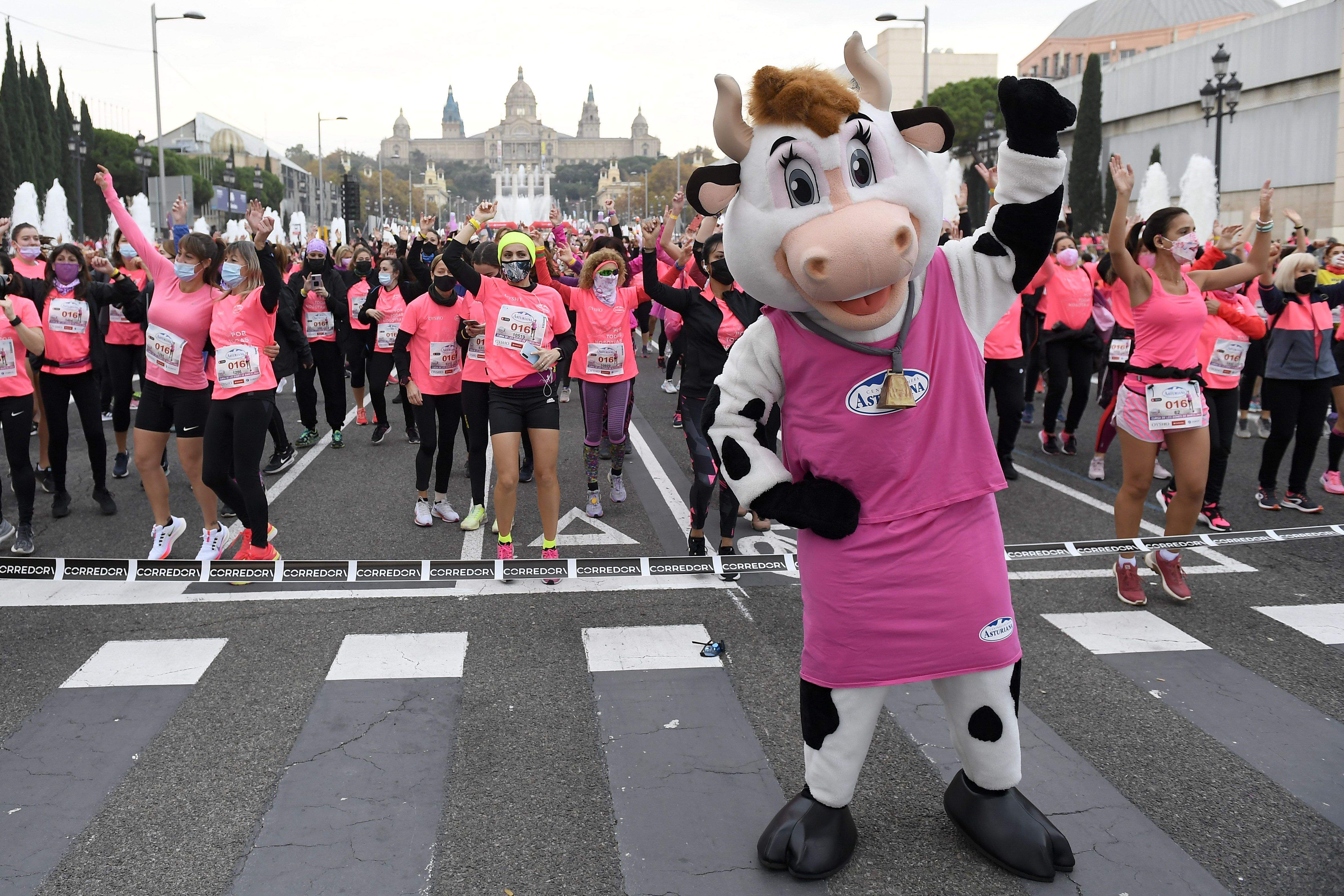 Las mejores fotos de la Carrera de la Mujer Central Lechera Asturiana Barcelona 2021 (SALIDA / GALERÍA 1)